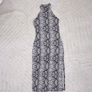 Printed gray midi dress with left side slit.